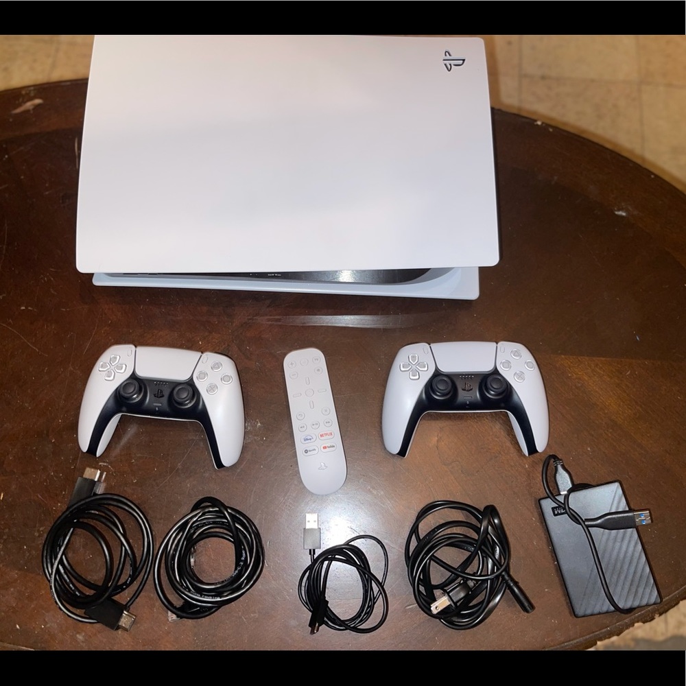 Playstation 5, 825GB, 2TB hardrive, 3 controllers